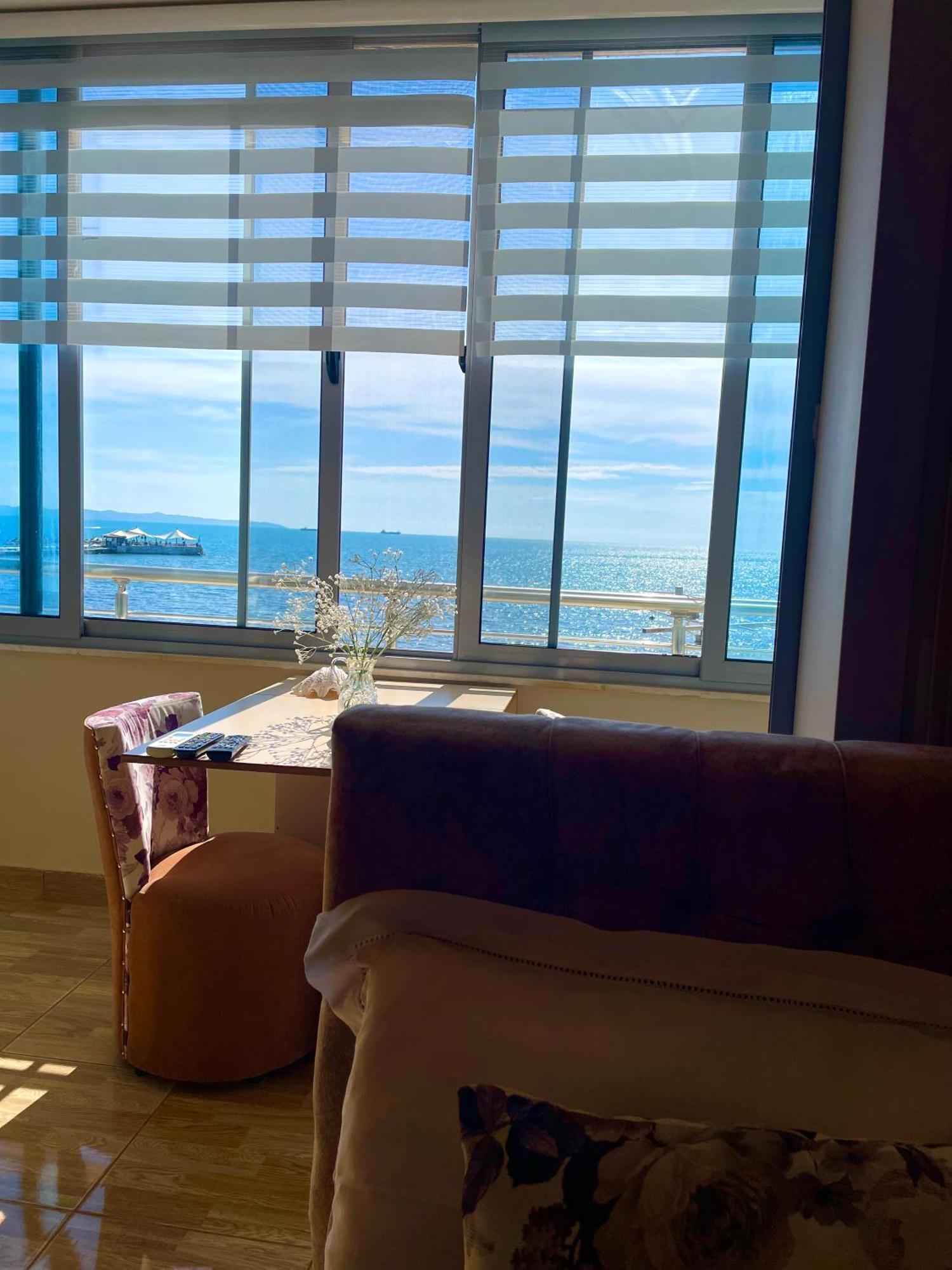 Cozy Beachfront Room Durres Exterior photo
