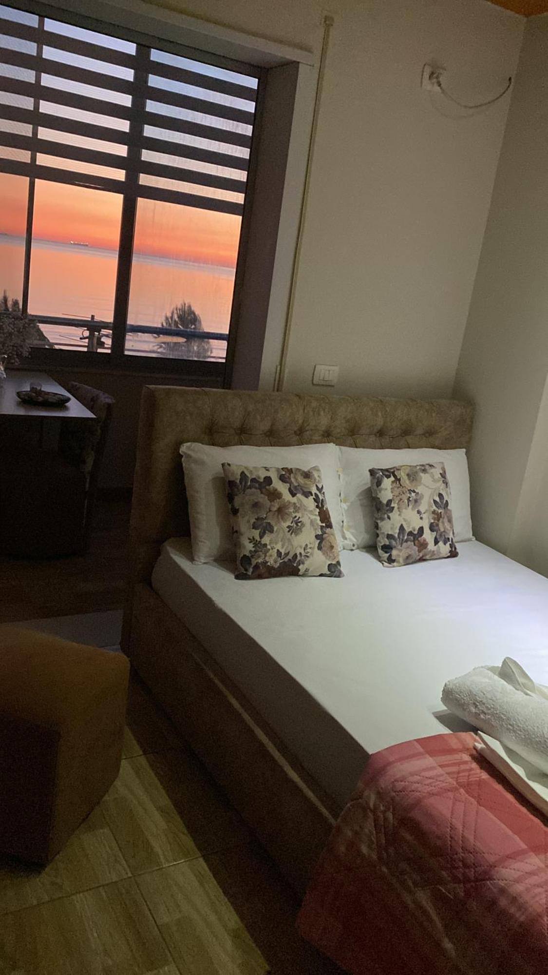Cozy Beachfront Room Durres Exterior photo